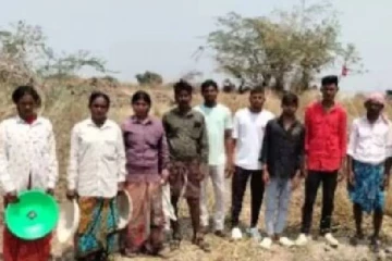 100 நாள் வேலைக்காக ஆண்கள் சிலர் பெண்கள் போல சேலை கட்டி வந்ததால் ரூ.3 லட்சம் மோசடி