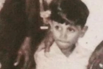 இந்த புகைப்படத்தில் இருக்கும் டாப் நட்சத்திரம் யார் தெரியுமா.. தெரிஞ்சா ஷாக் ஆகிடுவீங்க