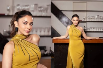 பளபளவென மஞ்சள் உடையில் கலக்கும் நடிகை ரகுல் ப்ரீத் சிங்.. ட்ரெண்டி ஸ்டில்ஸ்