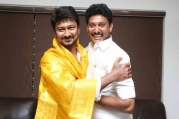 உயிர் நண்பன் உதயநிதிக்கு அமைச்சர் அன்பில் மகேஷ் கொடுத்த சர்ஃரைஸ் கிப்ட்.. மகிழ்ச்சியில் குடும்பம்!