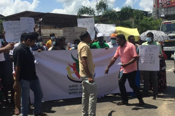 வவுனியாவில் அரசாங்கத்தை பதவி விலகுமாறு கோரி ஆர்ப்பாட்ட பேரணி முன்னெடுப்பு (Photos)