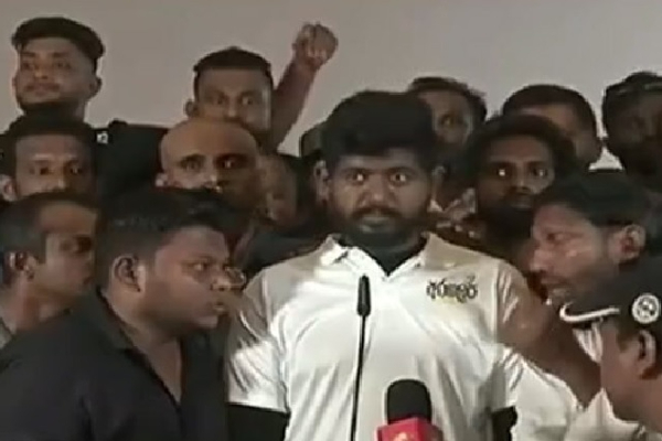 கோட்டாபய போல் ரணிலும் அரசாங்கமும் உடனடியாக பதவி விலக வேண்டும்: ஜனாதிபதி மாளிகையை முற்றுகையிட்ட போராட்டகாரர்கள் | Sri Lanka Protest President House கோட்டாபய போல் ரணிலும் அரசாங்கமும் உடனடியாக பதவி விலக வேண்டும்: ஜனாதிபதி மாளிகையை முற்றுகையிட்ட போராட்டகாரர்கள் | Sri Lanka Protest President House