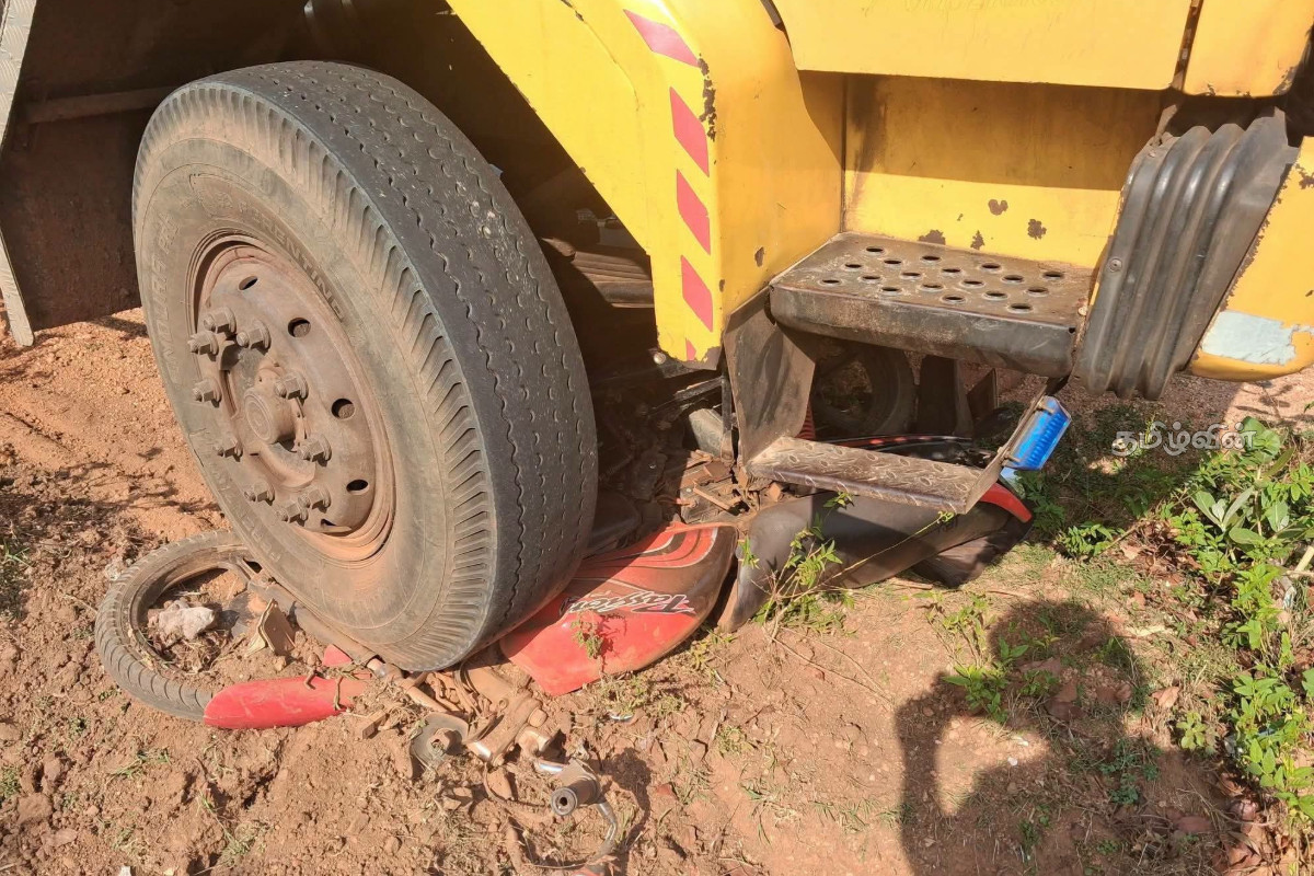 கிளிநொச்சியில் டிப்பர் வாகனம் மோதி விபத்து - சாரதி படுகாயம் | Accident Tipper Truck In Kilinochchi
