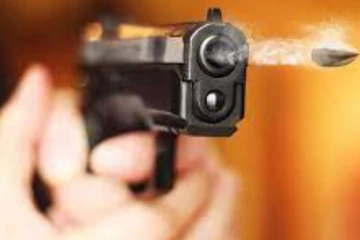 70 හැවරිදි පුද්ගලයෙකුගෙන් වෙඩි වරුසාවක් - දෙදෙනෙක් ජිවිතක්ෂයට..