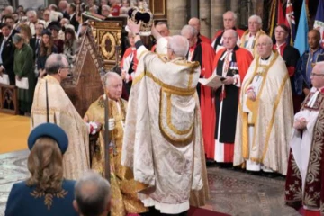 තුන්වන චාල්ස් රජු ඔටුණු පළදී..(PHOTOS)