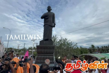 மட்டக்களப்பு கல்லடி பாலத்திற்கு அருகில் சுவாமி விபுலானந்த அடிகளாரின் கற்சிலை திறந்து வைப்பு!