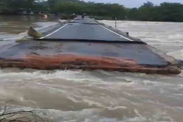 கடுமையாக சேதமடைந்த வட்டுவாகல் பாலம்