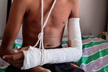 ගුරුවරයෙක් විසින් පාසල් සිසුවෙකුට කළ අමානුෂික පහර දීම.. (PHOTOS)