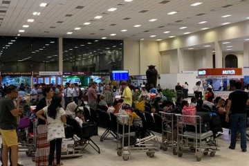 இலங்கையை விட்டு வெளியேறும் மக்களின் எண்ணிக்கை திடீர் உயர்வு!