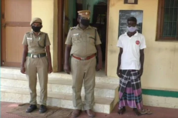 கொரோனா வைரசுக்கு புதிய மருந்து..! உயிருள்ள பாம்பை ரசித்து ருசித்து சாப்பிட்ட நபர் கைது..!