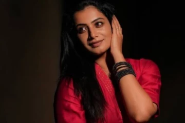 சிவப்பு நிற உடையில் எதிர்நீச்சல் தொடர்கிறது சீரியல் நடிகை பார்வதி எடுத்த போட்டோ ஷுட்