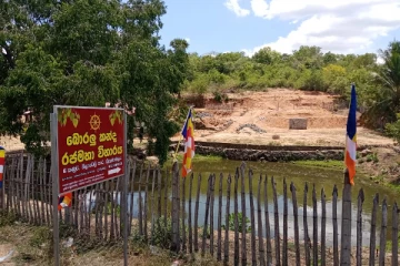 திருகோணமலையில் பொரலுகந்த ரஜமகா விகாரைக்கான பதாகை நடப்பட்டமையால் பரபரப்பு (Video)