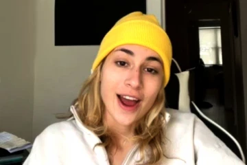 படுக்கையில் பாதியை வாடகைக்கு விட்டு சம்பாதிக்கும் கனேடிய இளம்பெண்.!