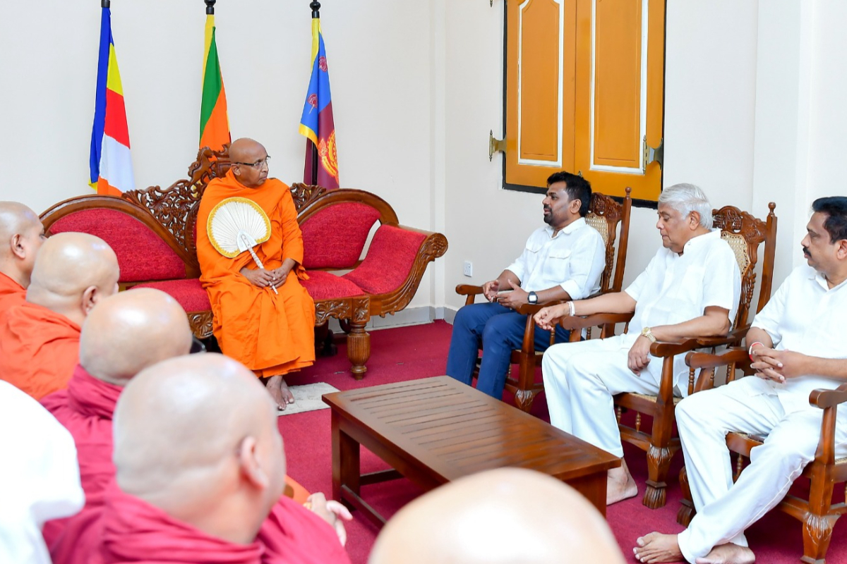 அமரபுர மகா நிகாயவின் மகா நாயக்க தேரரைச் சந்தித்து ஆசி பெற்றார் ஜனாதிபதி | Anura Meets Mahanayake Thero Amarapura Maha Nikaya