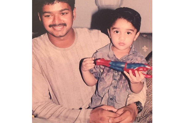 நடிகர் விஜய் மடியில் இருக்கும் இந்த குழந்தை யாருன்னு தெரியுமா? | Cinema