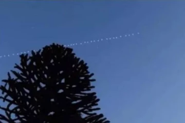 வானில் தோன்றிய மர்ம ஒளி வரிசை! வைரலாகும் வீடியோ