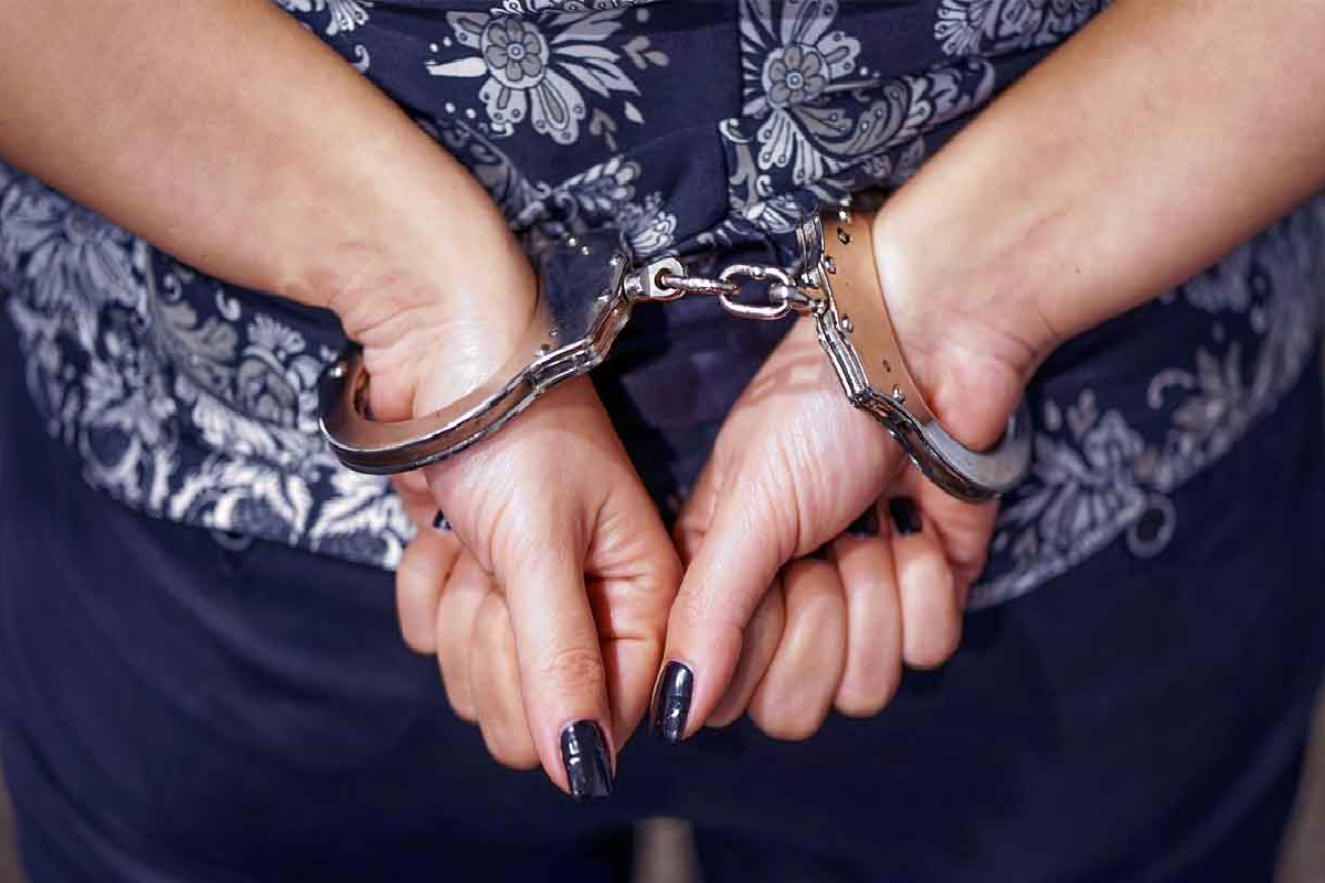 பல வருடங்களாக போதைப்பொருள் விற்பனை; நான்கு பிள்ளைகளின் தாய் கைது | Mother Of Four Arrested For Years Of Drug Dealing பல வருடங்களாக போதைப்பொருள் விற்பனை; நான்கு பிள்ளைகளின் தாய் கைது | Mother Of Four Arrested For Years Of Drug Dealing