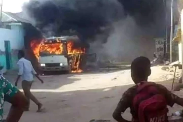 கால்பந்து வீரர்கள் சென்ற பேருந்தில் குண்டுவெடிப்பு: 5 வீரர்கள் பலி