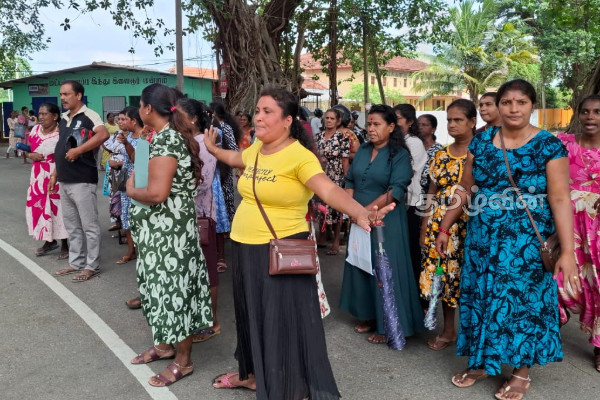 மட்டக்களப்பில் கிராம உத்தியோகத்தரை இடமாற்றுமாறு கோரி போராட்டம் | Protest Transfer Of Grama Niladhari In Batti மட்டக்களப்பில் கிராம உத்தியோகத்தரை இடமாற்றுமாறு கோரி போராட்டம் | Protest Transfer Of Grama Niladhari In Batti