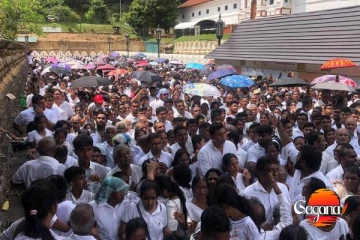 ඇමති සුනිල් එක්ක සෙල්ෆිත් ගහලලු - දළදා මාලිගාවේ පස්සෙ දොරෙන් හිතවතුන්ට වෙනම පෝලිමක්…?