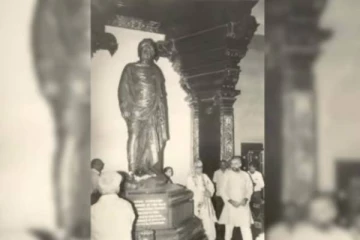 33 ஆண்டுகளுக்கு முன்பு விவேகானந்தர் பாறையில் மோடி! வைரலாகும் புகைப்படம்