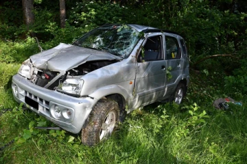 50 மீற்றர் பள்ளத்தில் விழுந்த கார்: பின்னர் நடந்த வியக்க வைக்கும் சம்பவம்