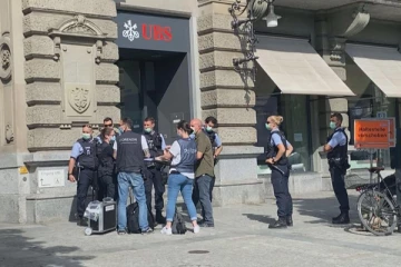 சுவிஸில் மாஸ்க் அணிந்த நபரால் UBS கிளை ஒன்றில் குவிக்கப்பட்ட பொலிஸ்