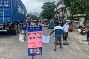 கொழும்பில் வீதியை மறித்து போராட்டத்தில் இறங்கிய மக்கள் (Video)