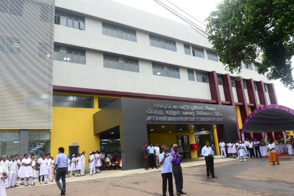 தென்னிலங்கை வைத்தியசாலைக்குள் நடந்த பரபரப்பு - வைத்தியர்களை சிறைப்பிடித்த உறவினர்கள் | Patient Dies Family Threat To Doctor