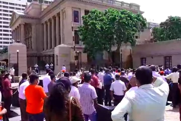 இலங்கையில் இராணுவ ஆட்சி - ஜனாதிபதி செயலகம் முன் பாரிய ஆர்ப்பாட்டம்