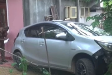 හදිසියේම නිවසට කඩාවැදුණු මෝටර් රථය අවුරුදු  7ක දියණියව බිළිගනී..මෙරටින් ඇසෙන හද කම්පා කරන පුවත..(VIDEO)