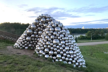 கனடாவில் பிரபலமான கலைச்சிற்பத்திற்குள் சிக்கித் தவித்த நபர்! 5,000 டொலர் அபராதம்