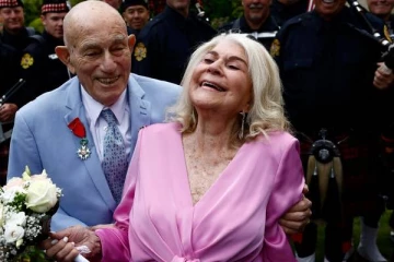 காதலுக்கு வயதில்லை..100 வயதில் காதலியை கரம்பிடித்த போர்வீரர்!