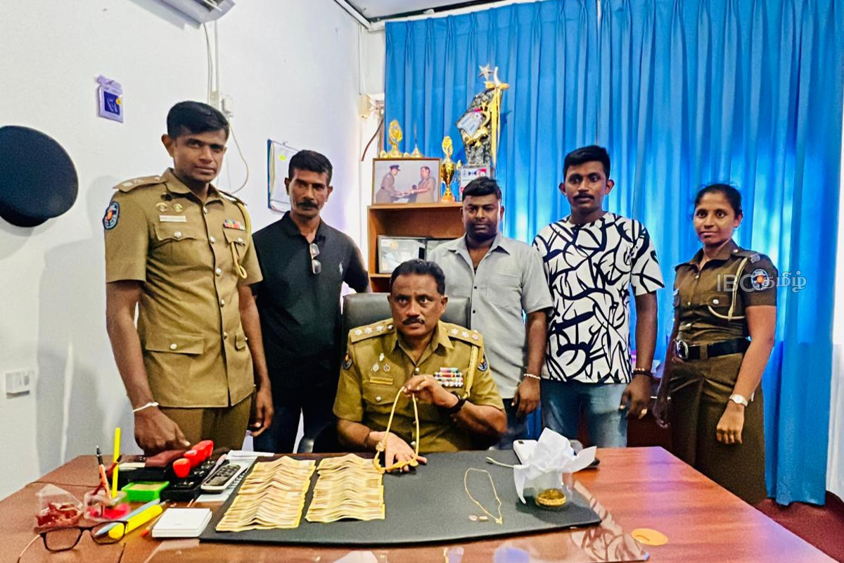 மன்னாரில் மாயமான பெருந்தொகை தங்க நகைகள்! நான்கு பெண்கள் அதிரடி கைது | Four Women Arrested With Stolen Jewelry Cash