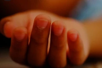 තේ වත්තක් මැදින් කාන්තාවකගේ මළසිරුරක් හමු වෙයි.