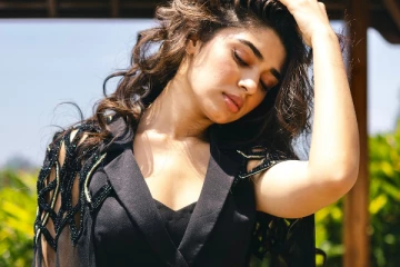 கருப்பு உடையில் அசத்தும் இளம் நடிகை க்ரித்தி ஷெட்டி