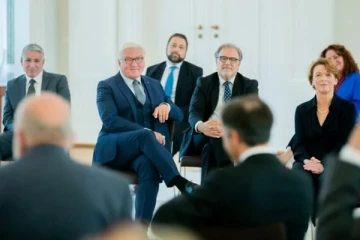 எங்கள் நாட்டுக்கு புலம்பெயர்ந்தோர் ஆற்றியுள்ள பணி அளவிட முடியாதது... மனதார புகழும் ஒரு நாட்டின் ஜனாதிபதி