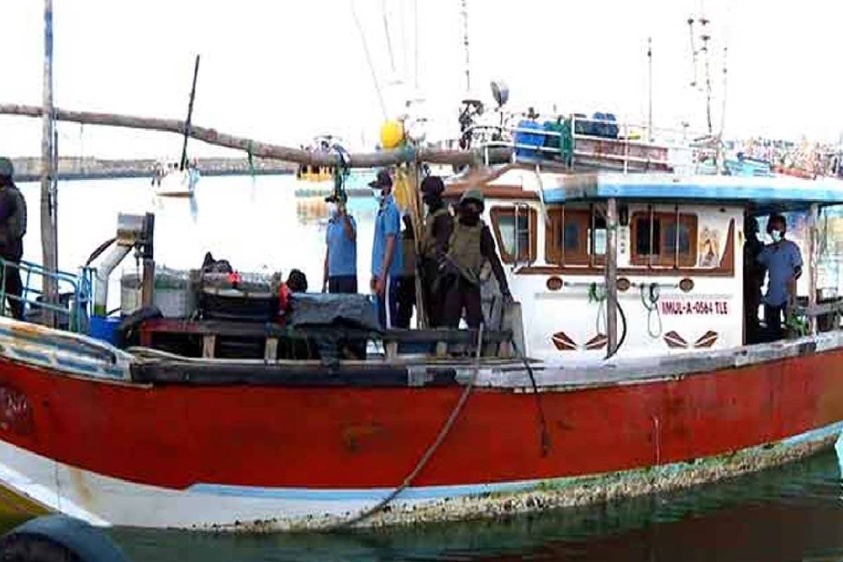 இலங்கை கடற்பரப்பில் சிக்கிய 400 கோடி ரூபாய் பெறுமதியான ஹெரோயின் | Boat Caught With Drugs In Southern Waters Sl Navy