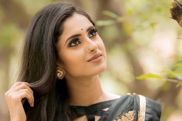 பிக்பாஸ் சீசன் 9 வீட்டிற்குள் வைல்ட் கார்ட் என்றியாக ஆயிஷா: நாமினேஷன் பவர் கொடுத்த விஜய் சேதுபதி! | Ayesha Bigg Boss Telugu 9 Wildcard Entry