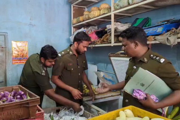 கேக்கில் ஈ ; பொது சுகாதார பரிசோதகர்களின் அதிரடி | Fly In Cake Public Health Inspectors Take Action