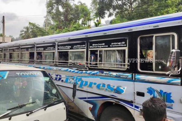 பதுளை-கொழும்பு பிரதான வீதியில் பயங்கர விபத்து: ஆபத்தான நிலையில் பயணிகள் | Badulai Colombo Main Road Accident