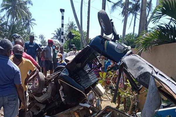 வவுனியா சென்ற ரயிலில் விபத்து - தாய், தந்தை, மகள், மருமகள் பலி - ஐபிசி தமிழ்