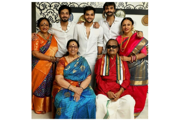 இசையமைப்பாளர் அனிருத் அவரின் குடும்பத்துடன் எடுத்துக்கொண்ட புகைப்படத்தை பார்த்துள்ளீர்களா! | Ani Rusd Kud Ba Pu