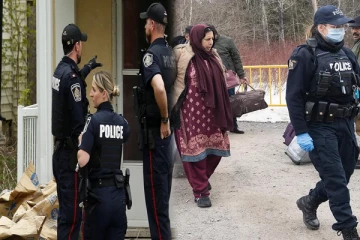 அமெரிக்க எல்லை வழியாக கனடாவுக்குள் நுழைந்த புகலிடக்கோரிக்கையாளர்களுக்கு உதவ அலுவலர்கள் இல்லை