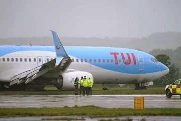 பிரித்தானியாவில் புயலால் சறுக்கிச் சென்று புல்வெளியில் இறங்கிய விமானம்: தவிர்க்கப்பட்ட அசம்பாவிதம்