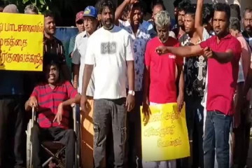 யாழில் இடமாற்றம் பெற்ற அதிபரை மீண்டும் நியமிக்க கோரி போராட்டம்