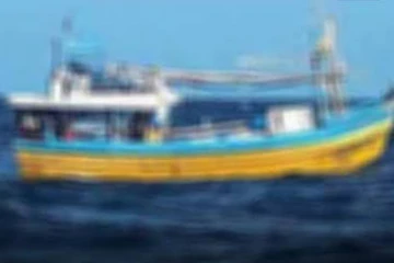 මීගමුව මුහුදේ ධීවර යාත්‍රාවක් අනතුරට - ගුවන් හා නාවික හමුදා එක්ව මුදාගැනීමේ මෙහෙයුමක