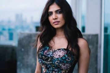 சிக்ஸ்பேக் காமித்து நடிகை மாளவிகா மோகனன் வெளியிட்ட போட்டோஸ்.. வைரலாகும் புகைப்படம்