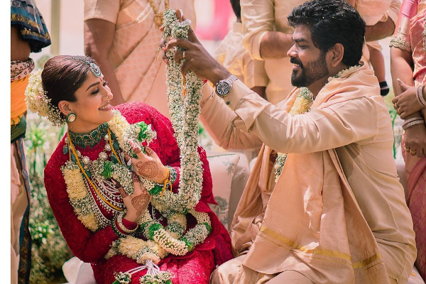 நயன்தாராவுக்கு வாடகைத்தாய் ஐடியா கொடுத்தது இந்த சூப்பர் ஸ்டார் தான்?.. என்ன விக்கி இதெல்லாம்.. | Superstar Suggested Surrogacy To Nayanthara