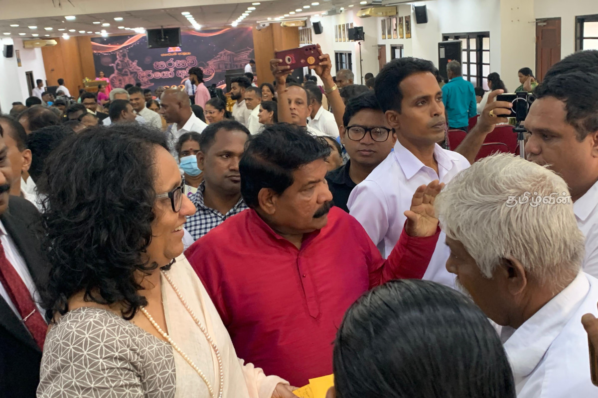 பாதுகாப்பு படைகளால் கையகப்படுத்தியுள்ள பொதுமக்களின் காணி: பிரதமரிடம் மனு கையளிப்பு | Release The People S Lands North East பாதுகாப்பு படைகளால் கையகப்படுத்தியுள்ள பொதுமக்களின் காணி: பிரதமரிடம் மனு கையளிப்பு | Release The People S Lands North East